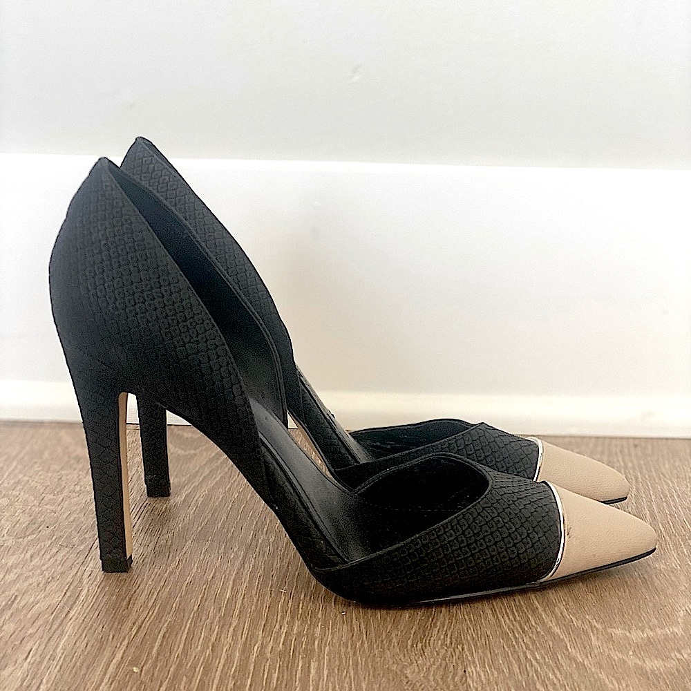 Calvin Klein Black Pointed Cap Toe Pumps - 8